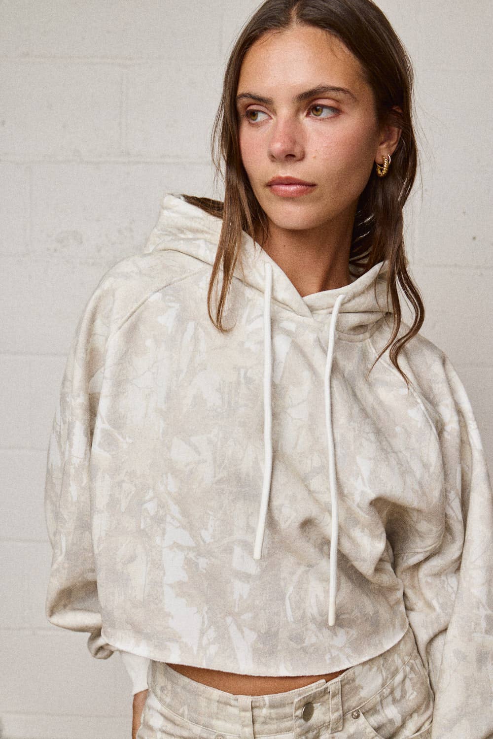 CAMO CROPPED HOODIE TOP