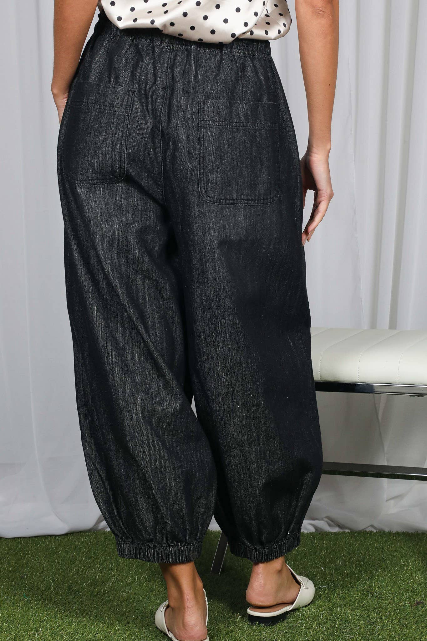 Vine & Love - Casual Patch Pockets Elastic Band Crop Barrel Jeans VP83238: Light Denim / L