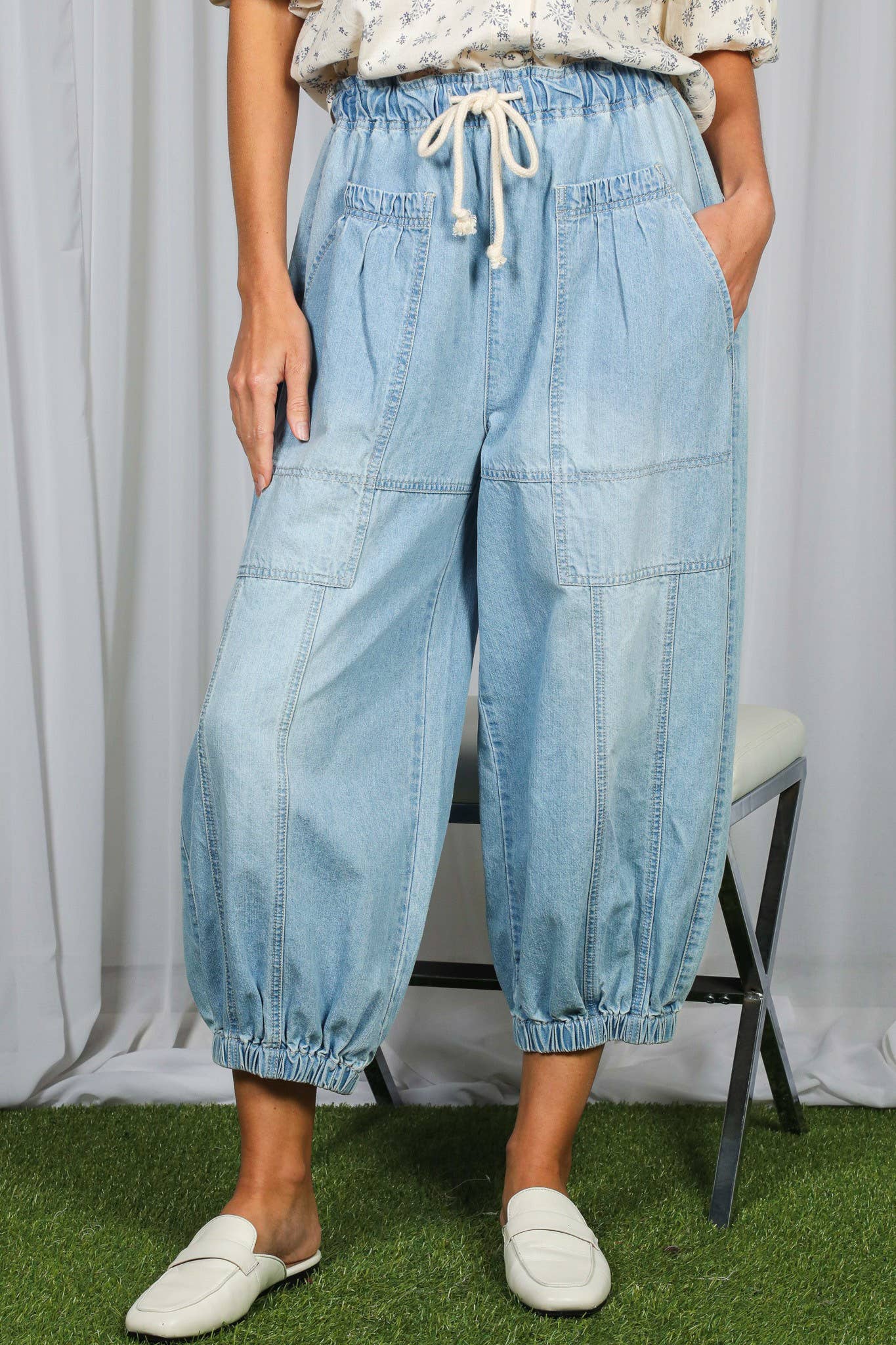 Vine & Love - Casual Patch Pockets Elastic Band Crop Barrel Jeans VP83238: Light Denim / S