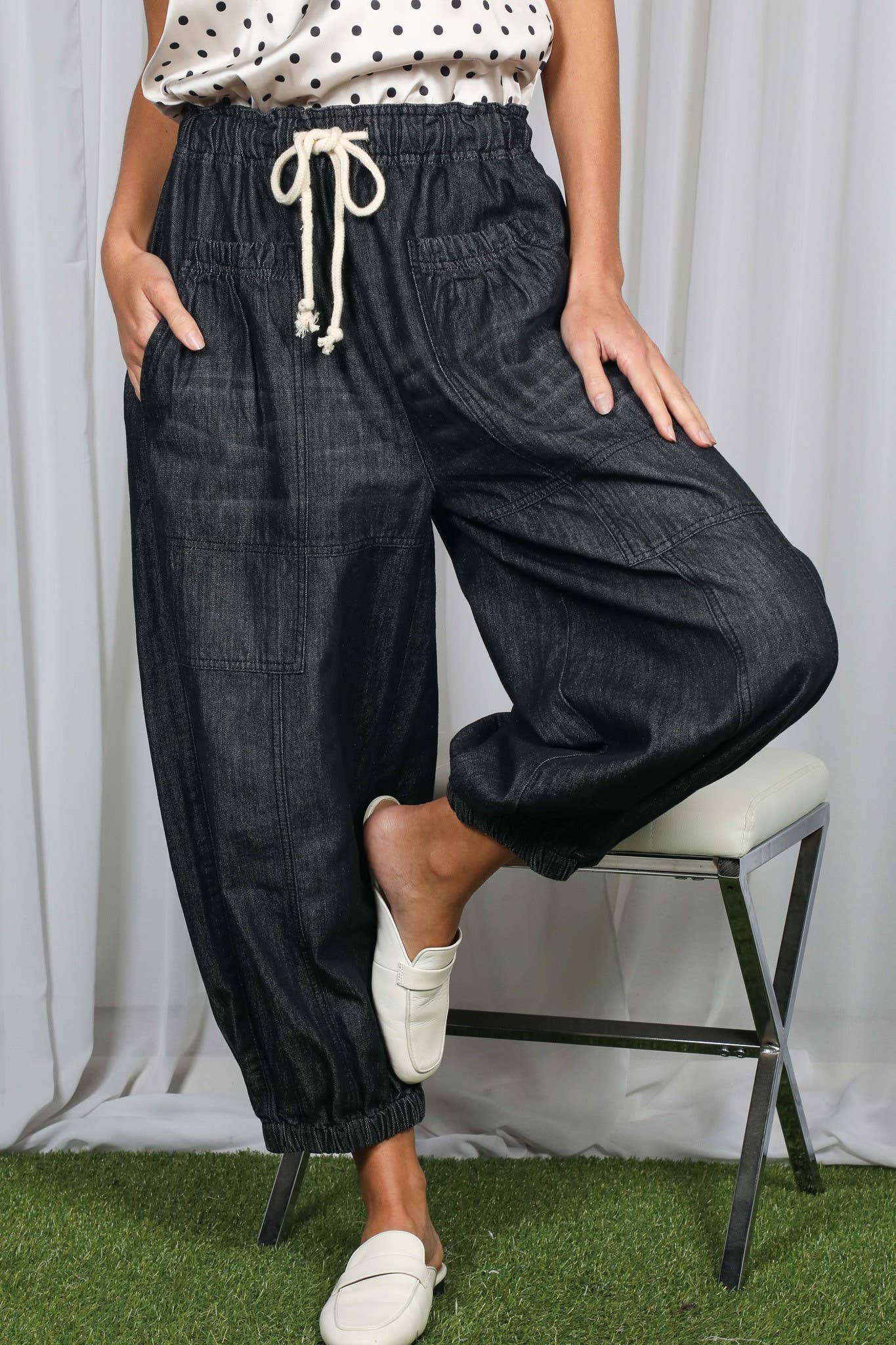 Vine & Love - Casual Patch Pockets Elastic Band Crop Barrel Jeans VP83238: Light Denim / S