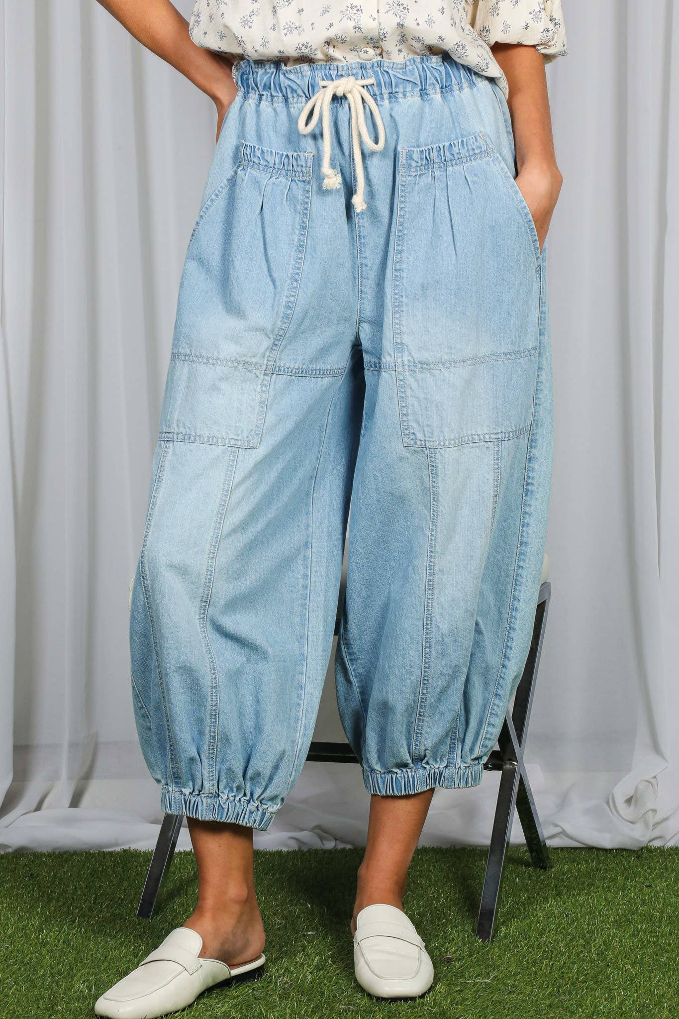 Vine & Love - Casual Patch Pockets Elastic Band Crop Barrel Jeans VP83238: Light Denim / S