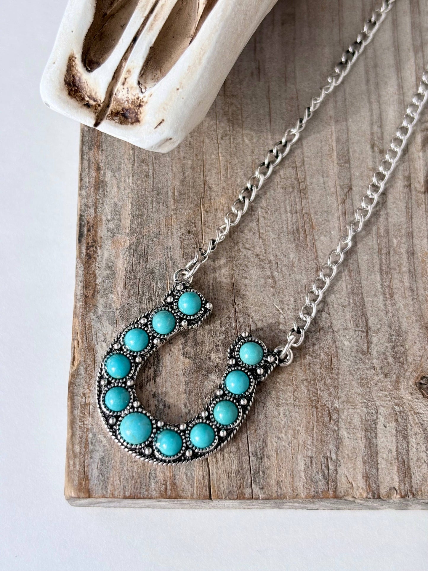 Western Style Turquoise Stone Pendant Link Chain Necklace: Horseshoes