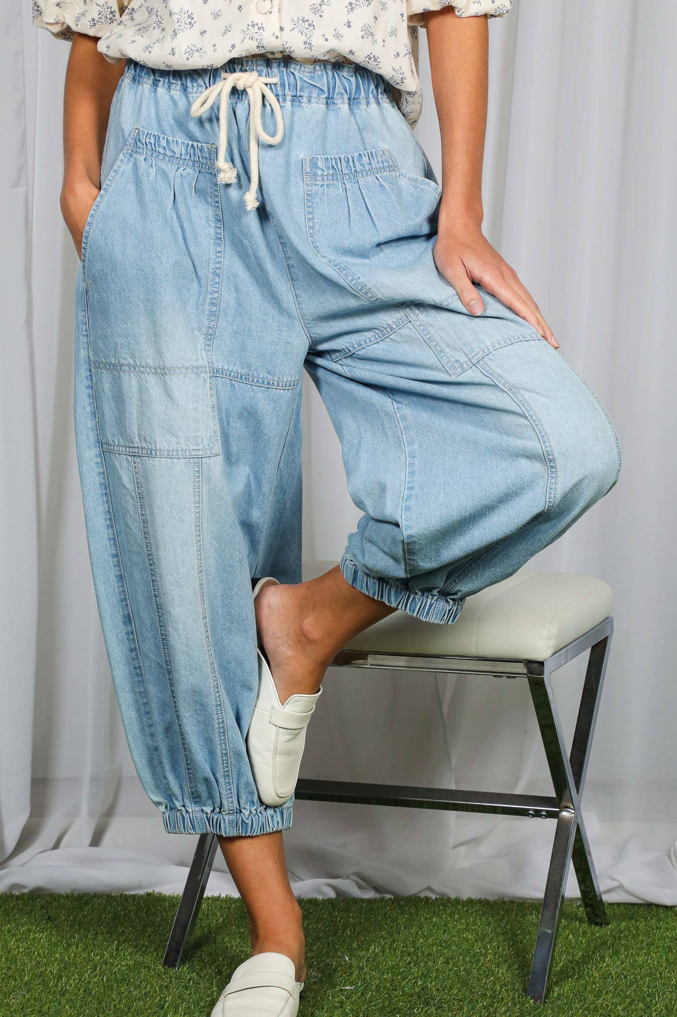 Vine & Love - Casual Patch Pockets Elastic Band Crop Barrel Jeans VP83238: Light Denim / S