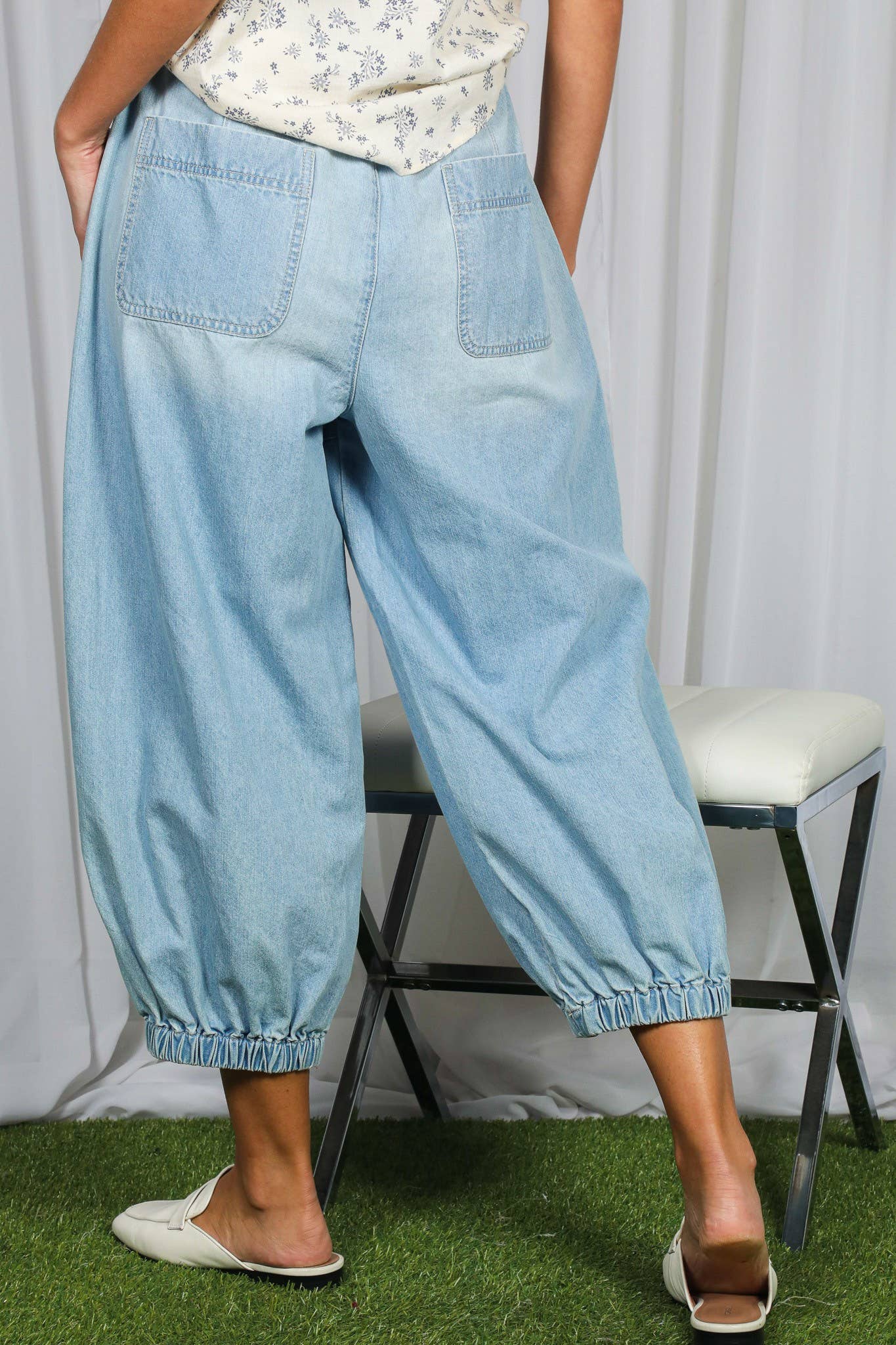 Vine & Love - Casual Patch Pockets Elastic Band Crop Barrel Jeans VP83238: Light Denim / S