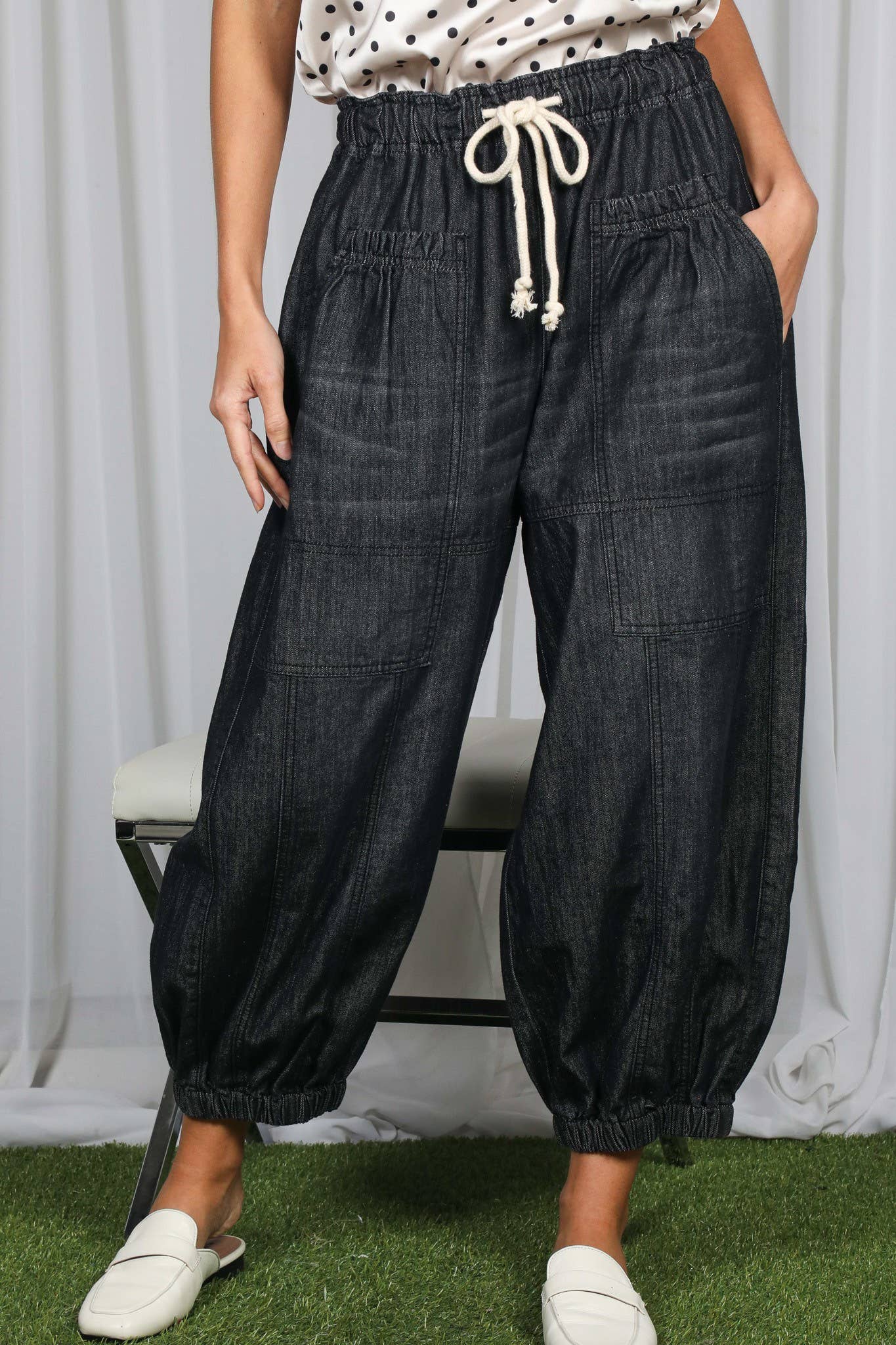 Vine & Love - Casual Patch Pockets Elastic Band Crop Barrel Jeans VP83238: Light Denim / L